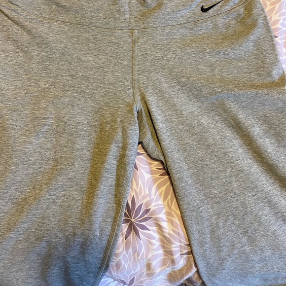 Nike Wide Leg Pants. Grey. Capri length. Medium. - Picture 2 of 4